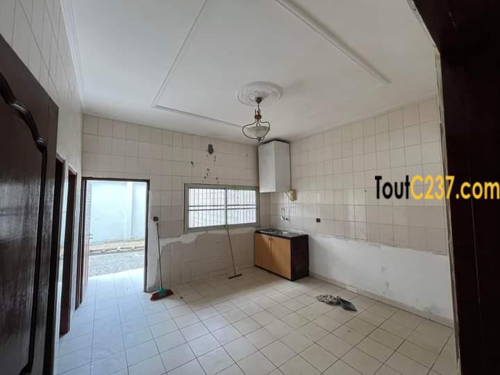 Duplex à louer à Bonamoussadi, Douala