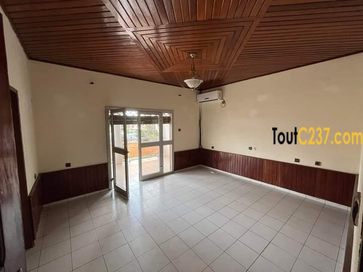 Duplex à louer à Bonamoussadi, Douala