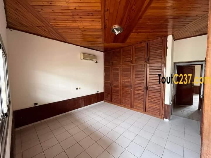 Duplex à louer à Bonamoussadi, Douala