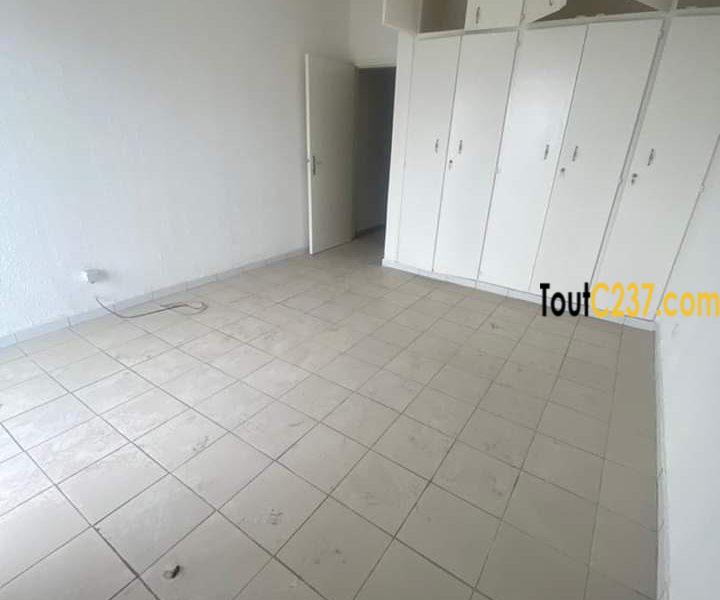Vaste appartement à louer à Bonapriso Douala