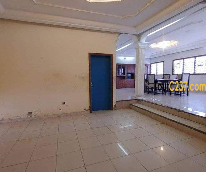 Vaste duplex à louer à Logpom Douala