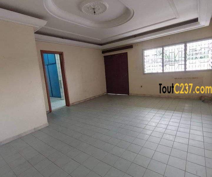 Vaste duplex à louer à Logpom Douala