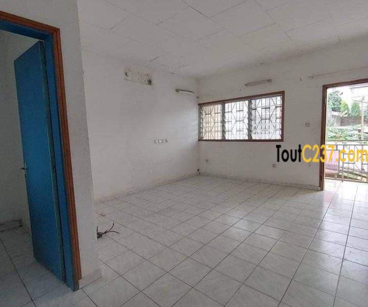 Vaste duplex à louer à Logpom Douala