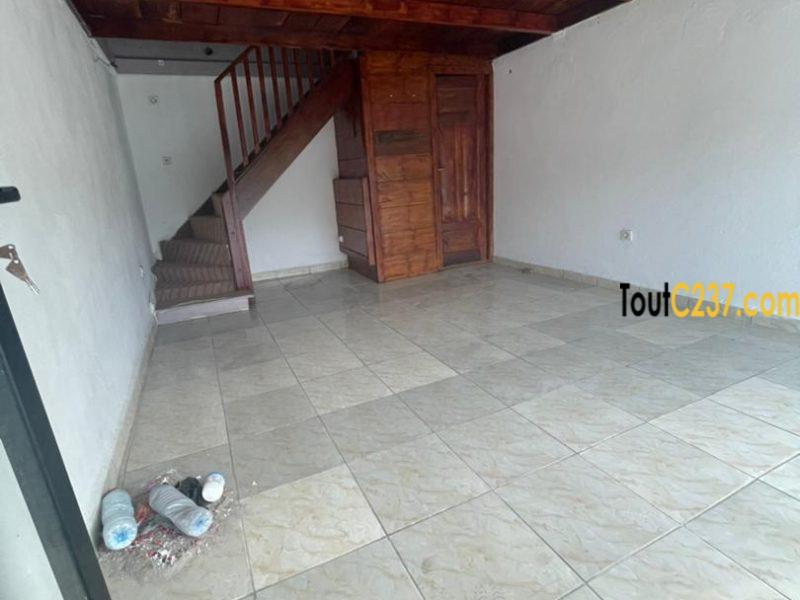 Boutique avec mezzanine à louer à Binamoussadi