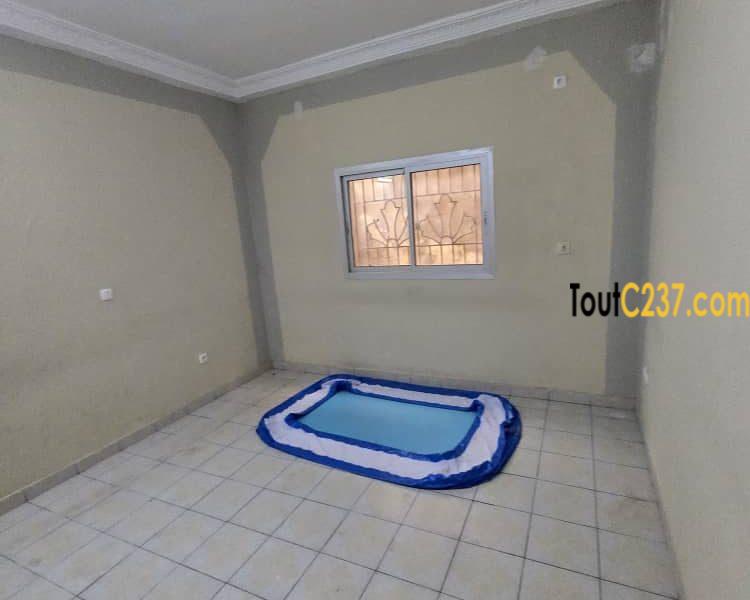 Appartement entrée seule à louer à Logpom, Douala