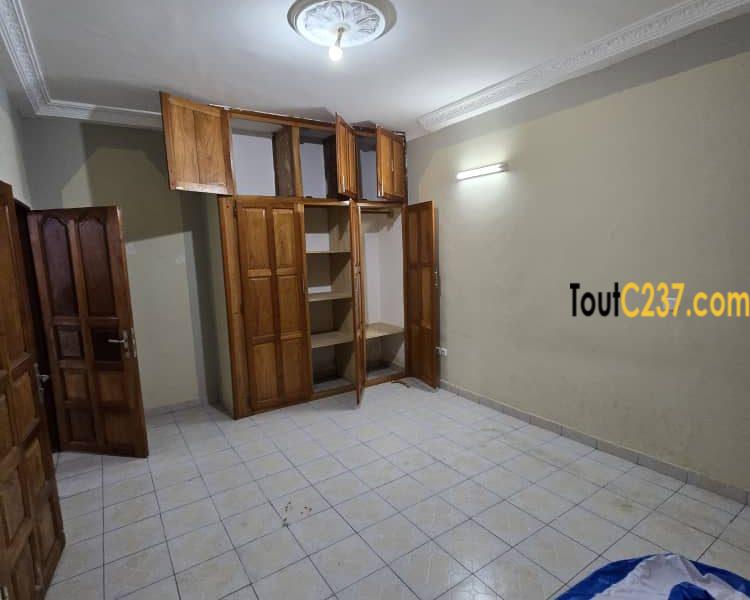 Appartement entrée seule à louer à Logpom, Douala