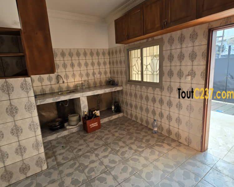 Appartement entrée seule à louer à Logpom, Douala