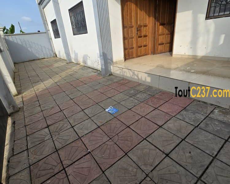 Appartement entrée seule à louer à Logpom, Douala