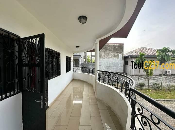 Tres vaste Duplex à louer à Logpom Bassong