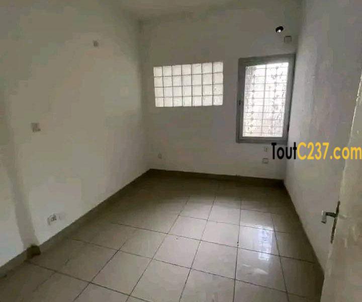 Duplex à louer à Bonapriso, Douala