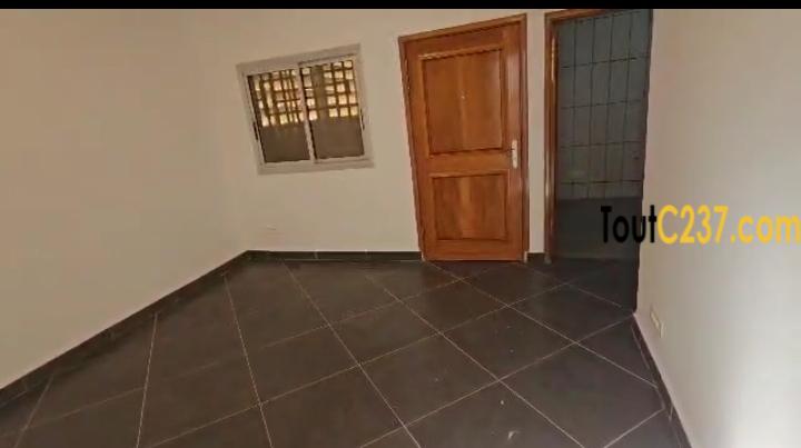 Studio Moderne Neuf à louer à Kotto