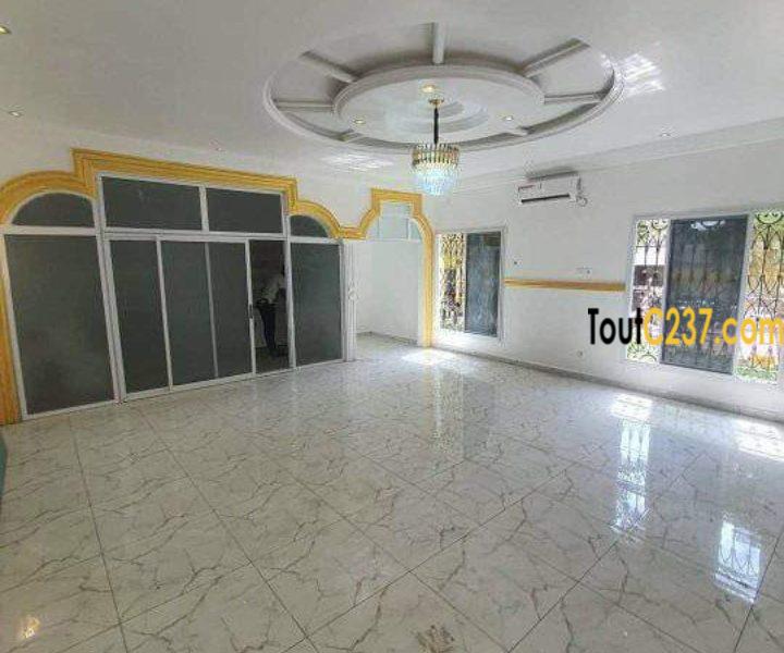 Très belle villa a louer a Bonamoussadi, Douala