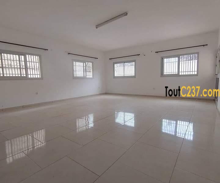 Très grande villa à louer à Logpom, Douala