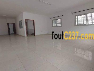 Très grande villa à louer à Logpom, Douala