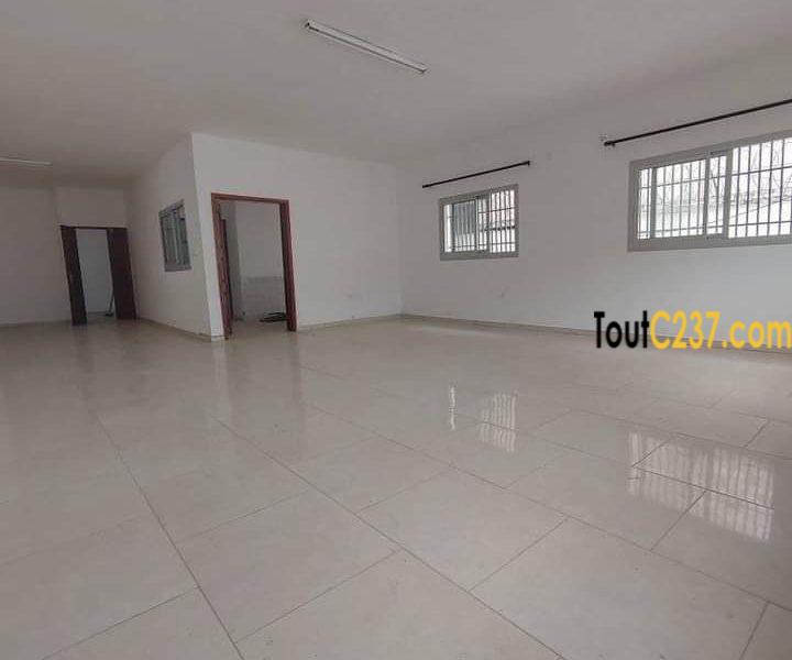 Très grande villa à louer à Logpom, Douala