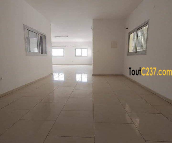 Très grande villa à louer à Logpom, Douala