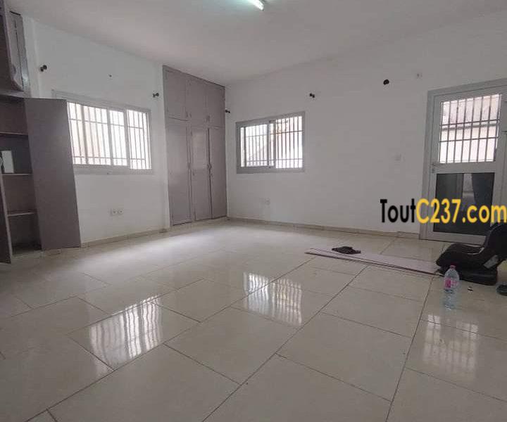 Très grande villa à louer à Logpom, Douala
