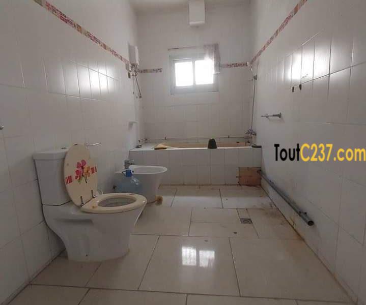 Très grande villa à louer à Logpom, Douala