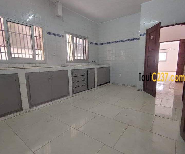 Très grande villa à louer à Logpom, Douala