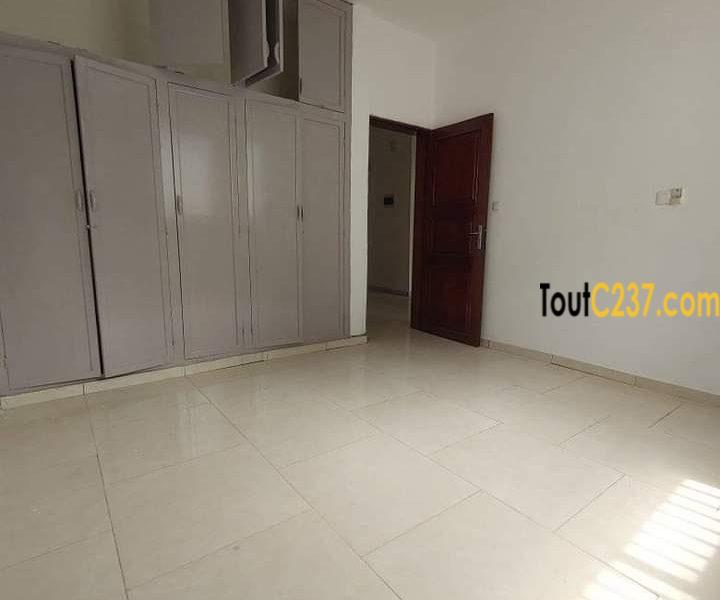 Très grande villa à louer à Logpom, Douala