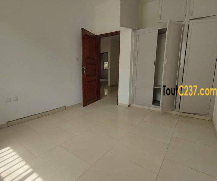 Très grande villa à louer à Logpom, Douala