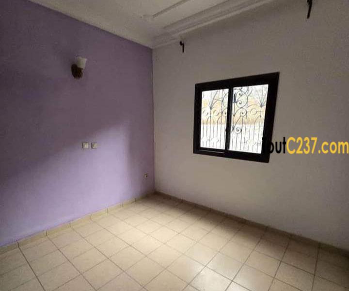 Très vaste duplex à louer à Logpom, Bassong
