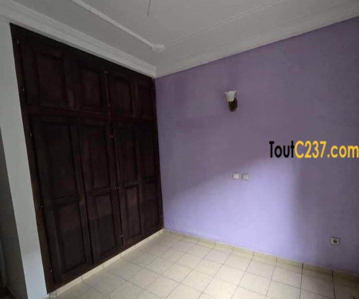 Très vaste duplex à louer à Logpom, Bassong