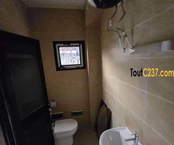 Très vaste duplex à louer à Logpom, Bassong