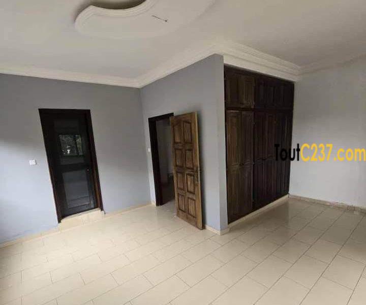 Très vaste duplex à louer à Logpom, Bassong