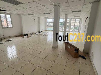 Open space à louer à Akwa, Douala