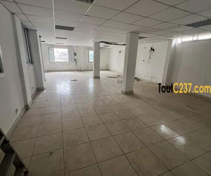 Open space à louer à Akwa, Douala