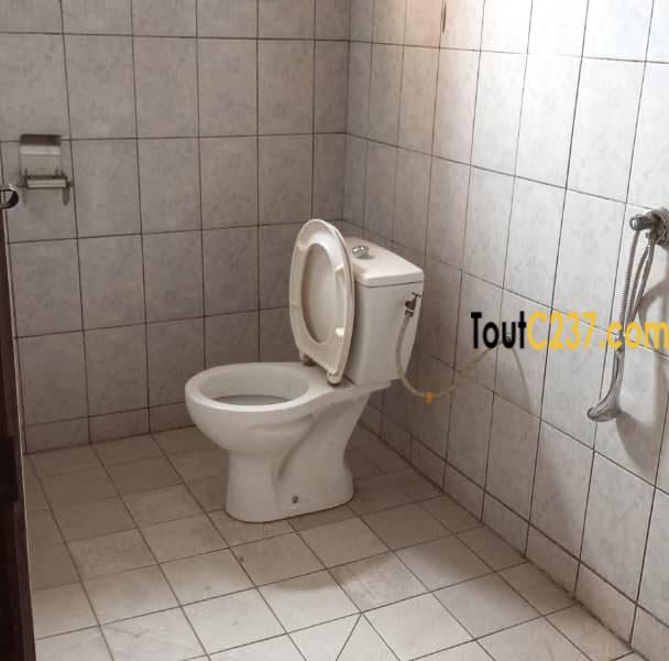 Appartement de 3 chambres à louer à Bonamoussadi Sable