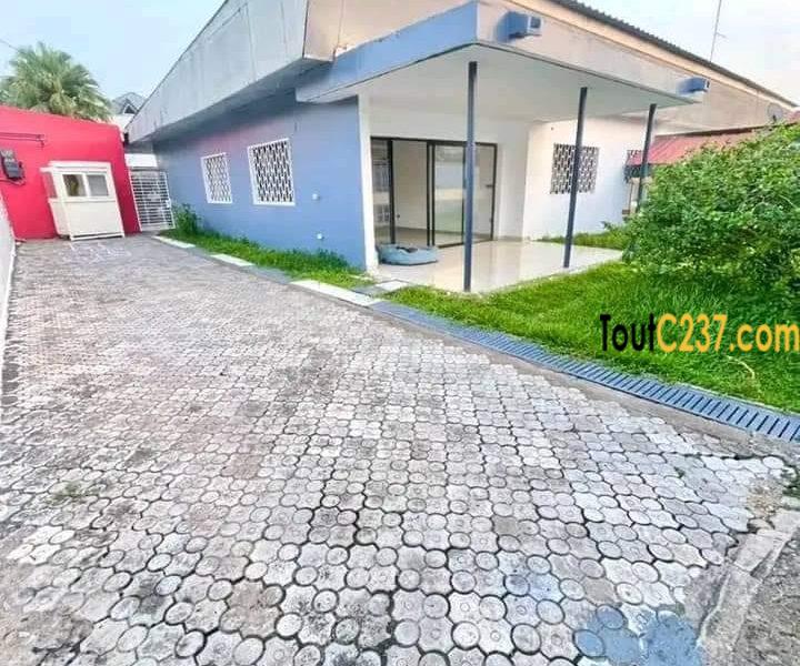 Vaste villa à louer à Bonapriso Douala