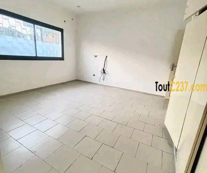 Vaste villa à louer à Bonapriso Douala