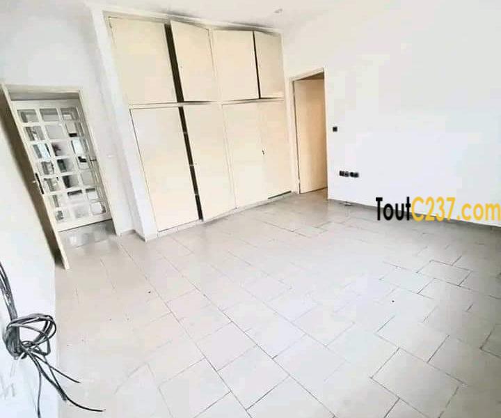 Vaste villa à louer à Bonapriso Douala