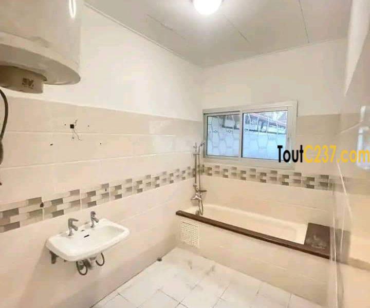 Vaste villa à louer à Bonapriso Douala