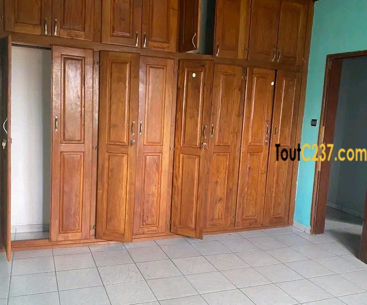 Vaste appartement à louer à Bonamoussadi Douala