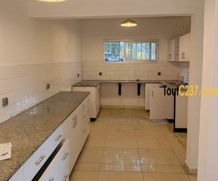 Duplex avec piscine à louer à Bonapriso