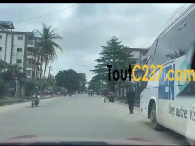 Terrain d'angle commercial à vendre à Bonamoussadi