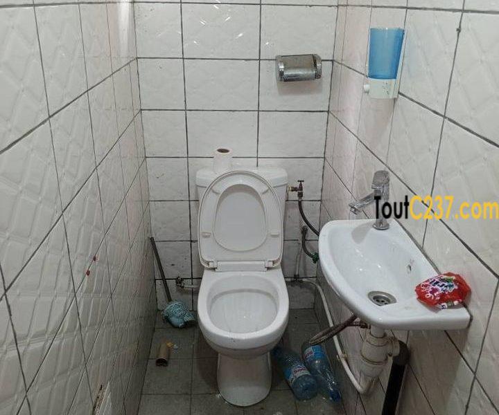 Boutique avec mezzanine à louer à Bonamoussadi, Douala