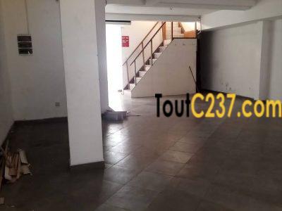 Boutique avec mezzanine à louer à Bonamoussadi, Douala