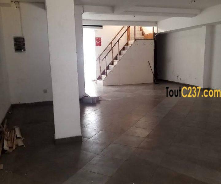 Boutique avec mezzanine à louer à Bonamoussadi, Douala