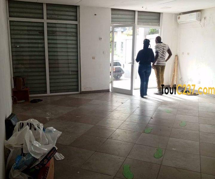 Boutique avec mezzanine à louer à Bonamoussadi, Douala