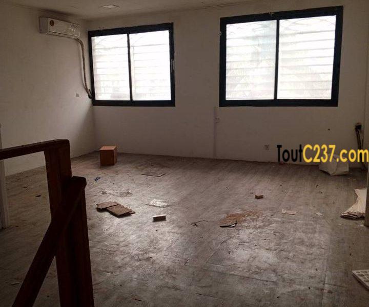 Boutique avec mezzanine à louer à Bonamoussadi, Douala