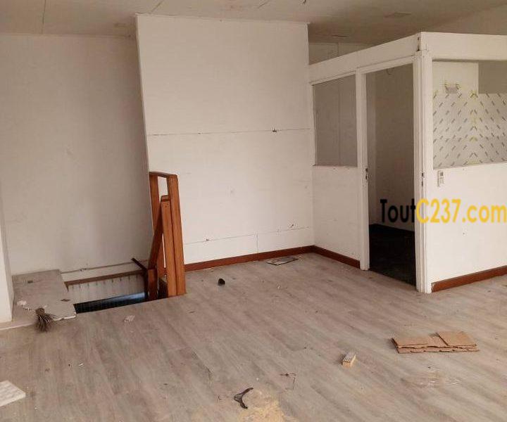 Boutique avec mezzanine à louer à Bonamoussadi, Douala