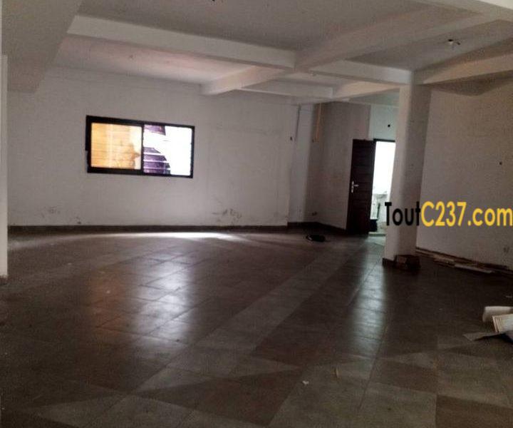 Boutique avec mezzanine à louer à Bonamoussadi, Douala