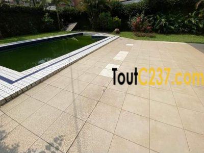 Vaste duplex à louer à Bonapriso, Douala