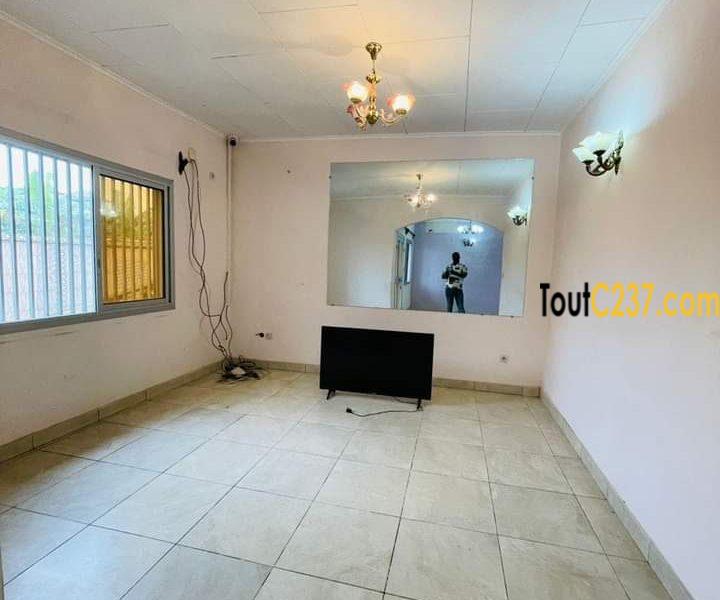 Villa à louer à Logbessou IUC, Douala