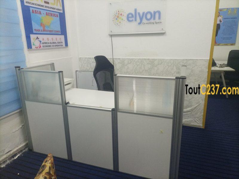 Bureau (station de travail) à louer à Akwa, Douala