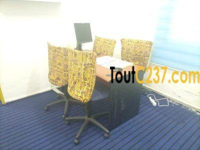 Bureau (poste de travail) équipé à louer à Akwa, Douala